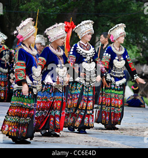 Miao donne di eseguire la tradizionale danza, Nanhua Miao Village, Qiandongnan Miao e Dong prefettura autonoma, Guizhou, Cina Foto Stock