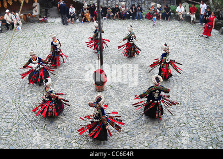 Miao donne di eseguire la tradizionale danza, Nanhua Miao Village, Qiandongnan Miao e Dong prefettura autonoma, Guizhou, Cina Foto Stock