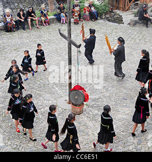 Miao donne di eseguire la tradizionale danza, Nanhua Miao Village, Qiandongnan Miao e Dong prefettura autonoma, Guizhou, Cina Foto Stock