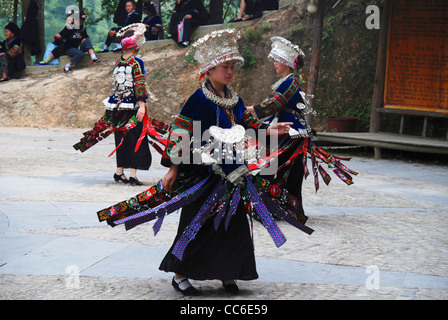 Miao donne di eseguire la tradizionale danza, Nanhua Miao Village, Qiandongnan Miao e Dong prefettura autonoma, Guizhou, Cina Foto Stock