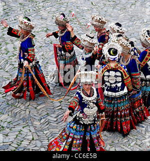 Miao donne di eseguire la tradizionale danza, Nanhua Miao Village, Qiandongnan Miao e Dong prefettura autonoma, Guizhou, Cina Foto Stock