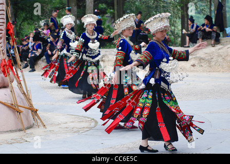 Miao donne di eseguire la tradizionale danza, Nanhua Miao Village, Qiandongnan Miao e Dong prefettura autonoma, Guizhou, Cina Foto Stock