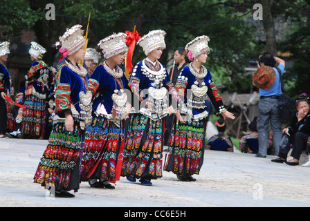 Miao donne di eseguire la tradizionale danza, Nanhua Miao Village, Qiandongnan Miao e Dong prefettura autonoma, Guizhou, Cina Foto Stock