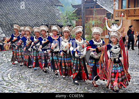 Miao donne di eseguire la tradizionale danza, Nanhua Miao Village, Qiandongnan Miao e Dong prefettura autonoma, Guizhou, Cina Foto Stock