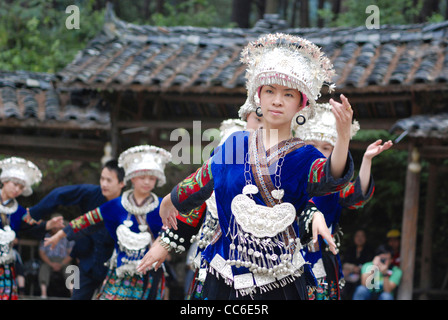 Miao donne di eseguire la tradizionale danza, Nanhua Miao Village, Qiandongnan Miao e Dong prefettura autonoma, Guizhou, Cina Foto Stock