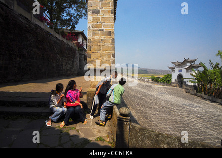 Kids in Heshun antica città, Tengchong, Baoshan, Yunnan , Cina Foto Stock