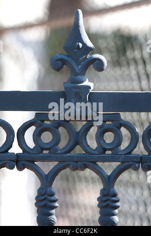 Asta recinzione in ferro in nero su residential estate Foto Stock