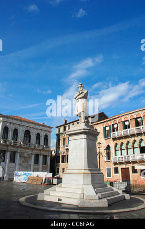 Statua di Niccolò Tommaseo al Campo Santo Stefano, Venezia, Italia Foto Stock