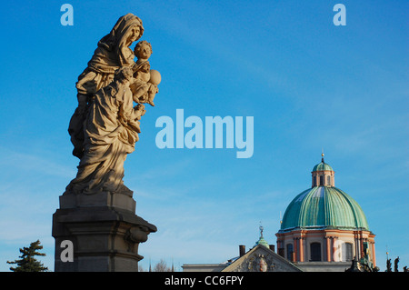 La statua di Sant'Anna sul Ponte Carlo a Praga Repubblica Ceca Foto Stock