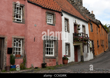 Case colorate e le sue strade di ciottoli di Culross in Fife, Scozia Foto Stock