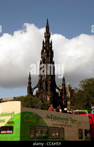 Edimburgo tour bus con il Monumento di Scott in background Foto Stock