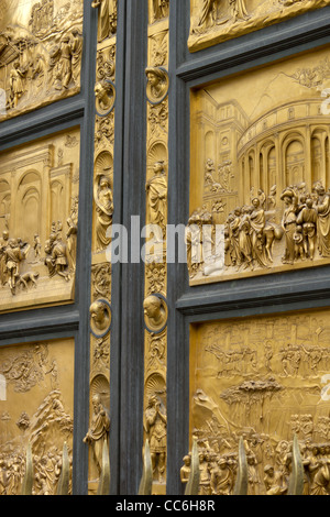 Dettaglio del battistero porte da Lorenzo Ghiberti ("i Cancelli del Paradiso") presso la Basilica di Santa Maria del Fiore a Firenze Foto Stock