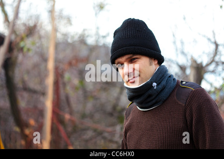 Giovane uomo rurale all'aperto in inverno Foto Stock