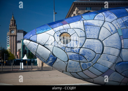 " Il grande pesce' scultura di salmone da John gentilezza, Lungomare di Belfast, Belfast, County Antrim, Irlanda del Nord. Foto Stock