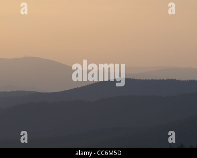 Vista Montagna con Serata nebbia, Foresta Bavarese, Germania / Bergpanorama mit Abendnebel, Bayerischer Wald, Deutschland Foto Stock