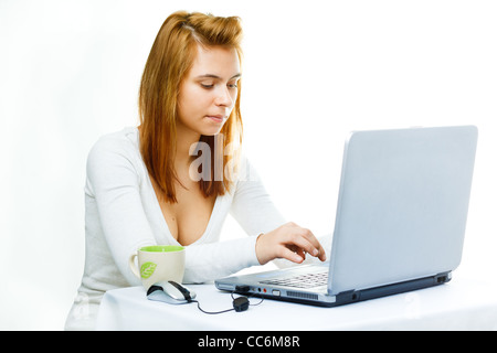 I giovani adulti dai capelli rossi lady business su bianco frustrati con il suo computer Foto Stock