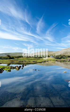 Il paesaggio di pietra calcarea del Burren riflessa nella baia di Ballyvaughan, County Clare, Irlanda. Foto Stock