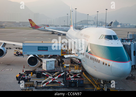 Cina, Hong Kong, l'Aeroporto Internazionale di Hong Kong, Singapore Airlines aeromobile sottoposto a interventi di manutenzione Foto Stock