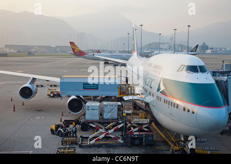 Cina, Hong Kong, l'Aeroporto Internazionale di Hong Kong, Singapore Airlines aeromobile sottoposto a interventi di manutenzione Foto Stock