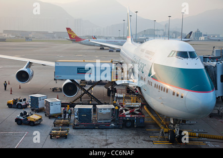 Cina, Hong Kong, l'Aeroporto Internazionale di Hong Kong, Singapore Airlines aeromobile sottoposto a interventi di manutenzione Foto Stock