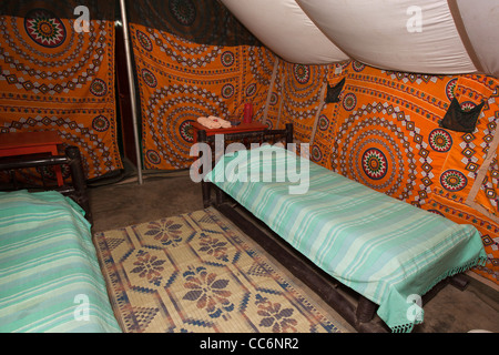 India, Assam, Potasali Nameri Eco Camp, interno della tenda di lusso Foto Stock