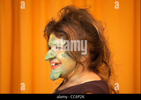 Ritratto di una giovane donna vestita come una strega Foto Stock