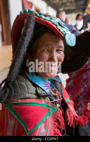 Il Nomade Changpa donna con turchese-chiodati abito di testa al Korzok Gustor, Korzok Gompa, Lago Tsomoriri, (Ladakh) Jammu e Kashmir India Foto Stock