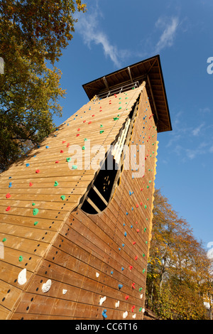 In legno torre di arrampicata a piste fine Outdoor Activity Centre, Farnborough Foto Stock