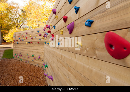 In legno parete di arrampicata a piste fine Outdoor Activity Centre, Farnborough Foto Stock