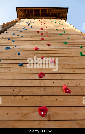 In legno torre di arrampicata a piste fine Outdoor Activity Centre, Farnborough Foto Stock