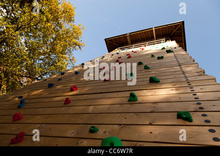 In legno torre di arrampicata a piste fine Outdoor Activity Centre, Farnborough Foto Stock