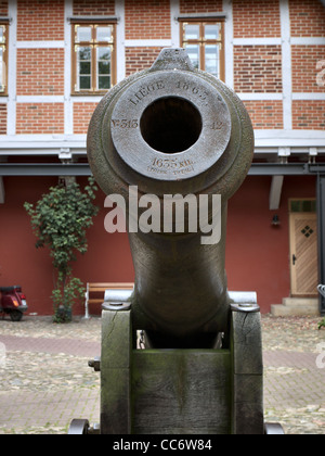 Cannone in corte di Winsen Castello, Winsen Luhe, Germania. Foto Stock