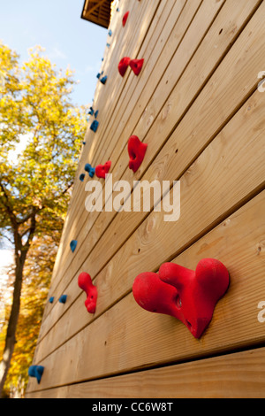 In legno torre di arrampicata a piste fine Outdoor Activity Centre, Farnborough Foto Stock