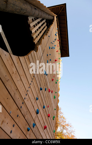 In legno torre di arrampicata a piste fine Outdoor Activity Centre, Farnborough Foto Stock