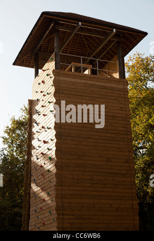 In legno torre di arrampicata a piste fine Outdoor Activity Centre, Farnborough Foto Stock