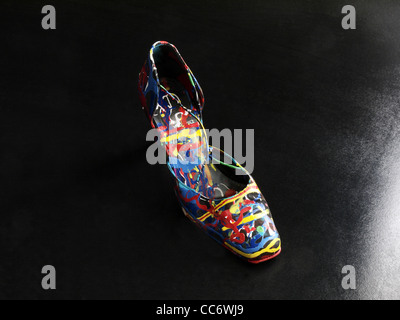 Una scarpa funky dipinte dall'artista Ukki Ukleya. Foto Stock