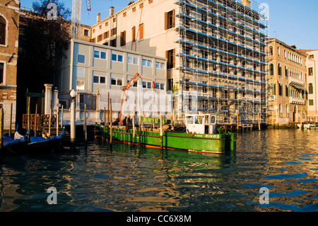 Le riparazioni di rinnovamento essendo effettuata su un palazzo sul Canal Grande Foto Stock