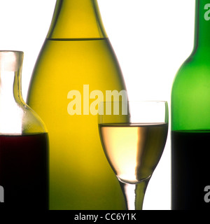 Bicchiere di vino e bottiglie - rosso e bianco Foto Stock