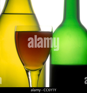 Vino - rosso, bianco e rosa bottiglie e contenitori di vetro Foto Stock
