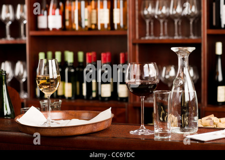 Wine bar degustazione impostare il vassoio decorazione di bottiglie in ristorante Foto Stock