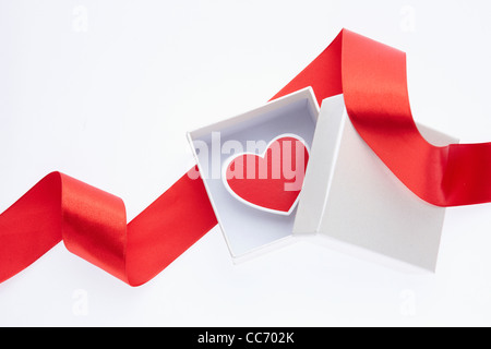Il cuore rosso nella casella bianca con decorazione rosso tirante Foto Stock