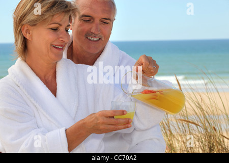 Ritratto di un giovane sulla spiaggia Foto Stock