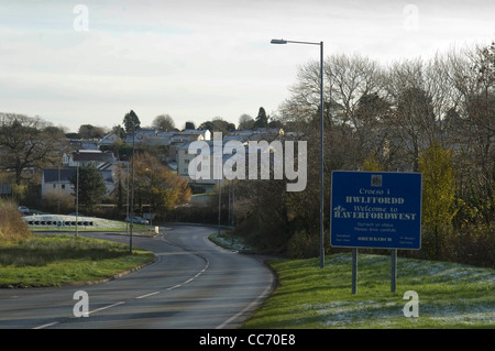 Il Haverfordwest cartello stradale sulla strada principale verso St Davids nel sud del Galles occidentale. Foto Stock