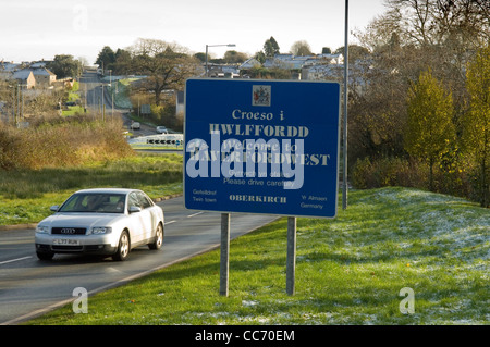 Il Haverfordwest cartello stradale sulla strada principale verso St Davids nel sud del Galles occidentale. Foto Stock