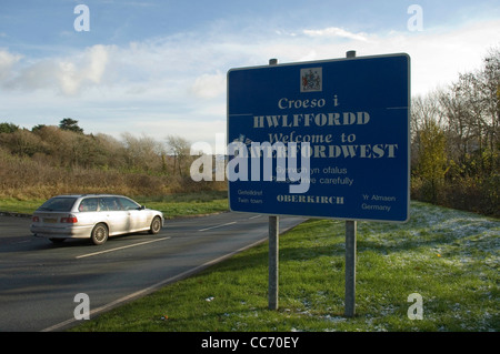 Il Haverfordwest cartello stradale sulla strada principale verso St Davids nel sud del Galles occidentale. Foto Stock