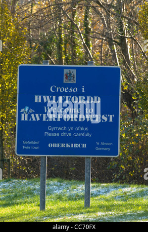 Il Haverfordwest cartello stradale sulla strada principale verso St Davids nel sud del Galles occidentale. Foto Stock