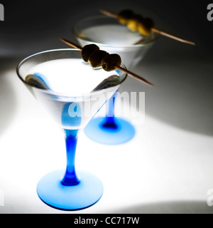 Due bicchieri da martini su un bar con illuminazione artistica Foto Stock