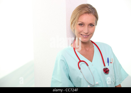 Medic femmina in scrubs Foto Stock