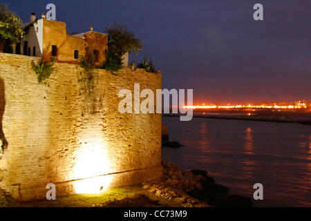 Vista notturna della 'Kasbah des Oudaias'. Rabat, Marocco. Foto Stock