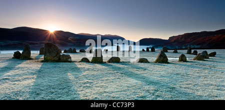 Il cerchio di Pietre di Castlerigg su un gelido mattina come i primi raggi di luce appaiono sulle colline. Foto Stock